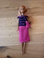 Handgestricktes Puppenkleid und Puppe