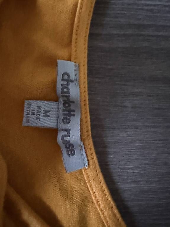 Top: Crop top jaune moutarde  – Nuovo e nell'imballaggio originale da Plan-les-ouates venduto da Jordane.S 1