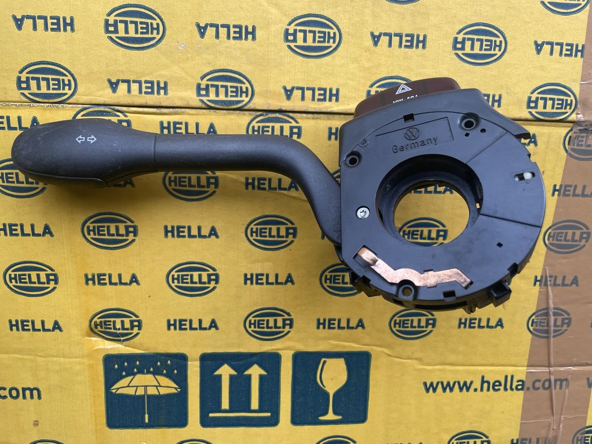Volkswagen Tutti pezzi di ricambio auto: VW Golf II 3 | Commodo clignotant bouton warning, occasion – Usato da Denges venduto da Ricautomotive 1