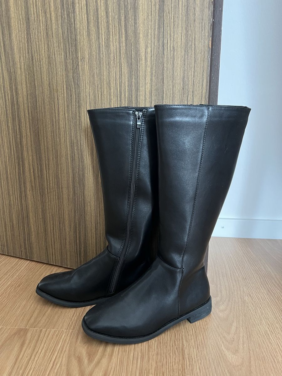 Chaussures femmes: Black leather knee-high boots – D'occasion à St. Gallen par trxcy