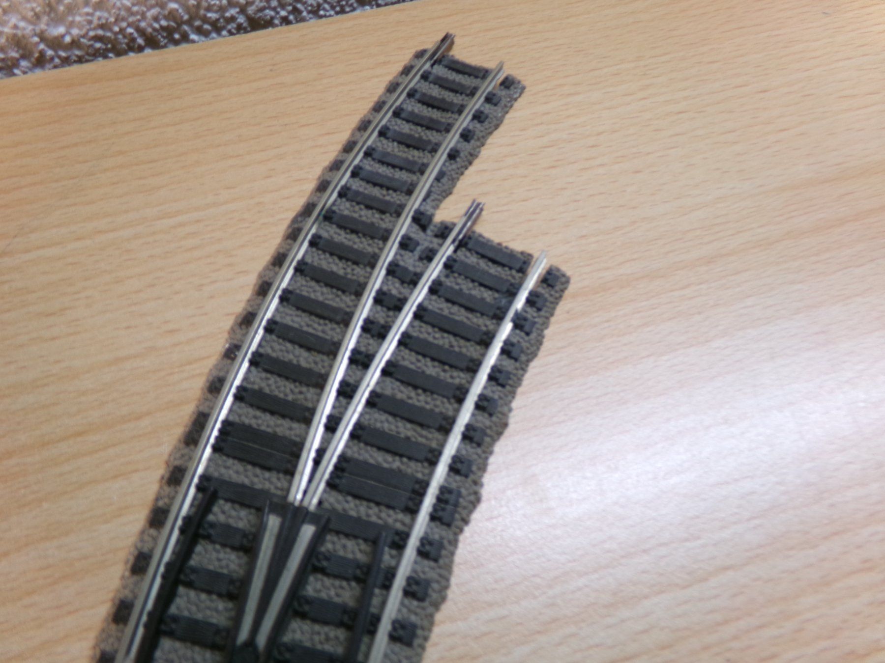 Fleischmann Modellini di ferrovie: Fleischmann H0 Profigleis Bogenweiche rechts 6142 mit Antrie – Usato da Hombrechtikon venduto da Se9 3