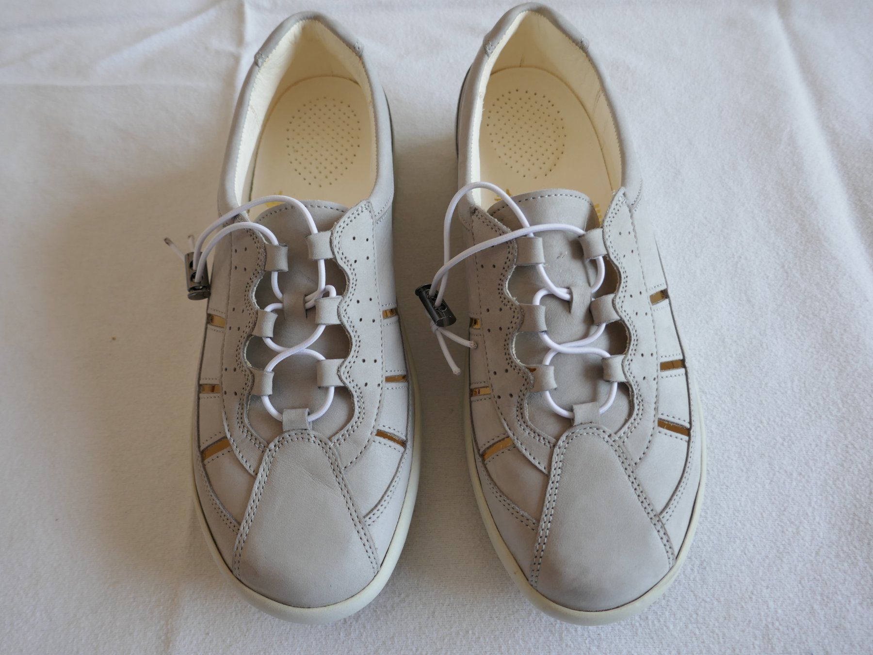 Scarpe da donna: Neuwertige Damen-Sommerschuhe/Freizeitschuhe - hellgrau – Usato da Volketswil venduto da Cobra22