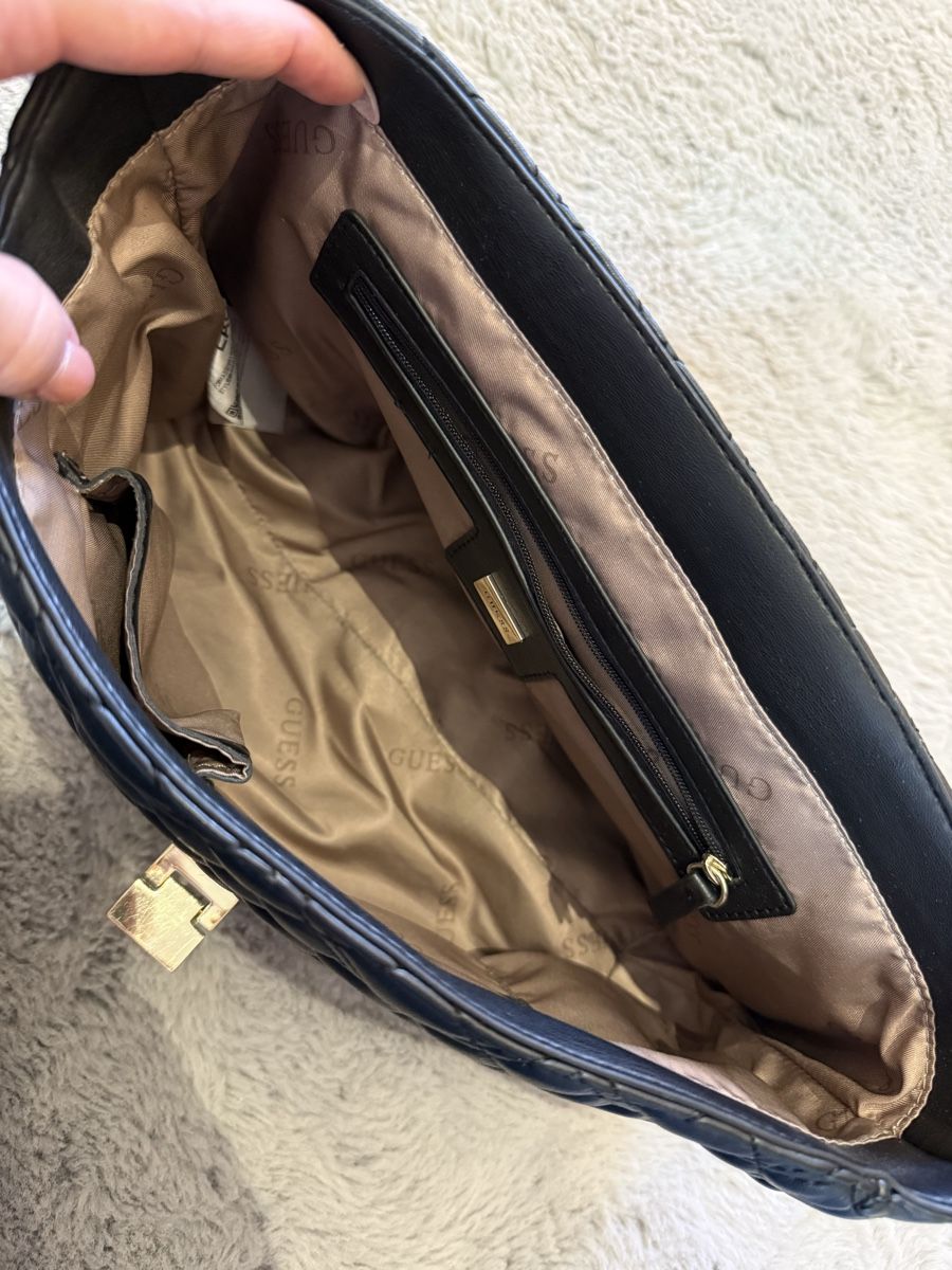 Guess Borse da donna: Guess Stepptasche mit goldener Hardware – Usato da Wohlen AG venduto da Coco_91 2
