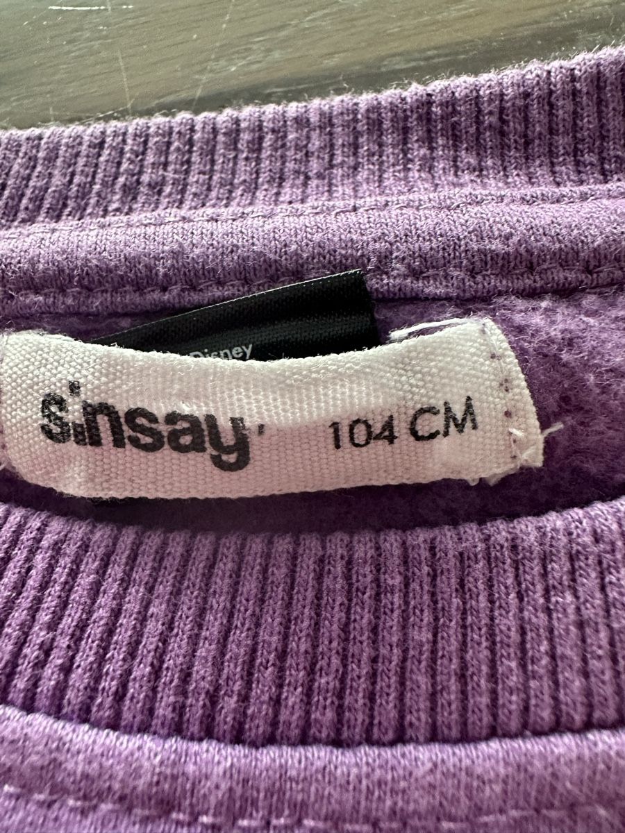Maglioni & Felpe: Sinsay Disney Schneewittchen Pullover lila Grösse 104 – Usato da Safenwil venduto da Whoopie1 3