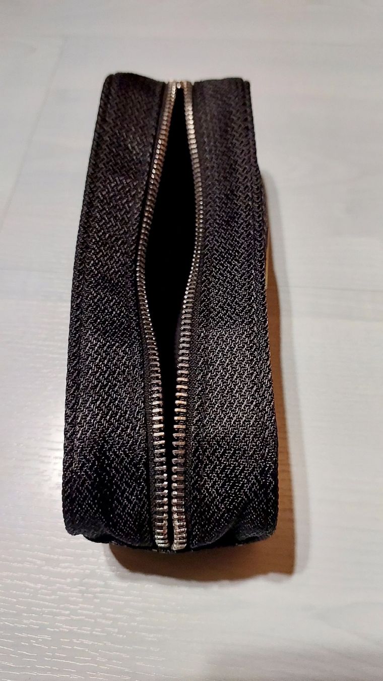 Schüler-Etuis: Etui von Giorgio Armani – Neu (gemäss Beschreibung) aus Brunnen von CHOUCHOU. 1