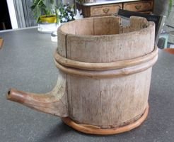 Antikes rustikales Holzgefäss mit geschnitzem Ausguss