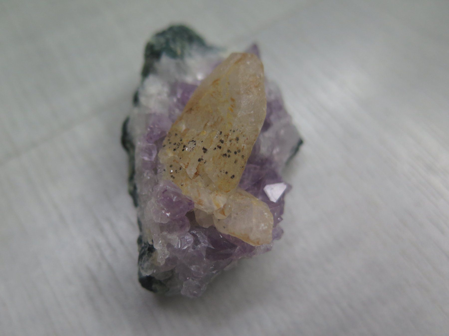 Minerali & Pietre curative: Amethyst mit Calcit – Usato da Schaffhausen venduto da Yamakana51L8736OQ8 3