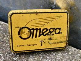 alte BLECHDOSE Omega VELO-FLICKZEUG länge 6cm B
