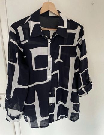 BLUSE MIT GEOMETRISCHEM MUSTER GRÖSSE M
