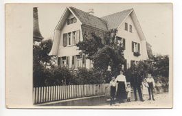 ZÜRICH Wollishofen - Familie vor Haus