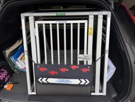 Autohundebox plus zwei fast neuwertige Hundekissen