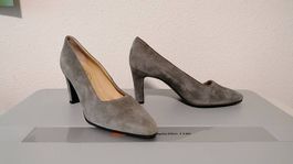 Designer-Pumps aus hellgrauem Wildleder