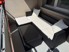 Balkonset Polyrattan schwarz Tisch und Sofa mit Auflagen