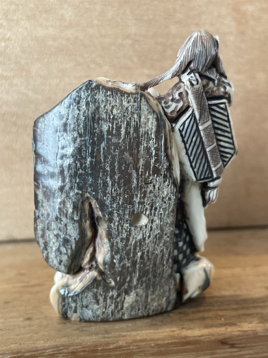 Statuette: Netsuke, Samurai sitzend mit Ratte auf Stock, signiert – Usato da Embrach venduto da Gauvain1 3