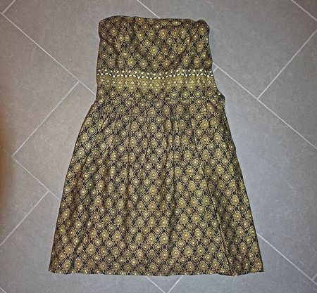 Kleid in goldig schimmerndem Muster