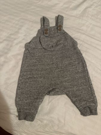 Graue Latzhose für Neugeborene mit Bärengröße 6 Monate