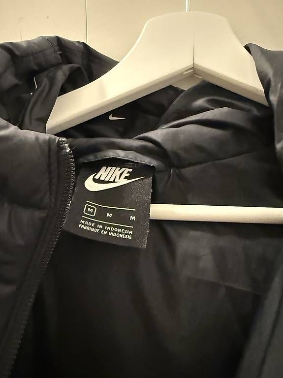 Nike Giacche: Nike Jacke Gr. M – Usato da Waltenschwil venduto da Qaeba 1