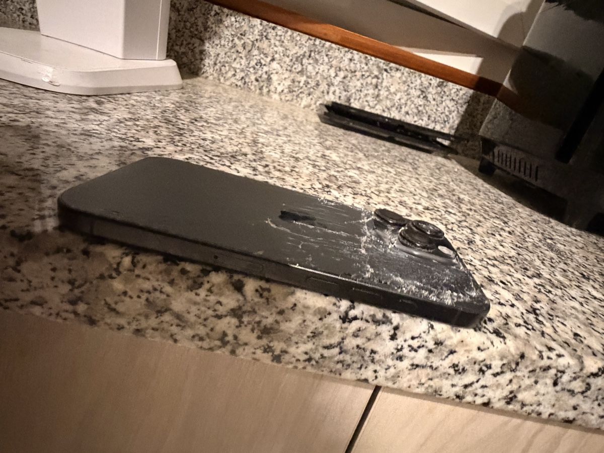Apple Portables: iphone 16 pro defekt – D'occasion à Clèbes (Nendaz) par SprintMountain 1