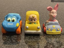 Drei Spielzeugautos, Cocomelon, Piglet