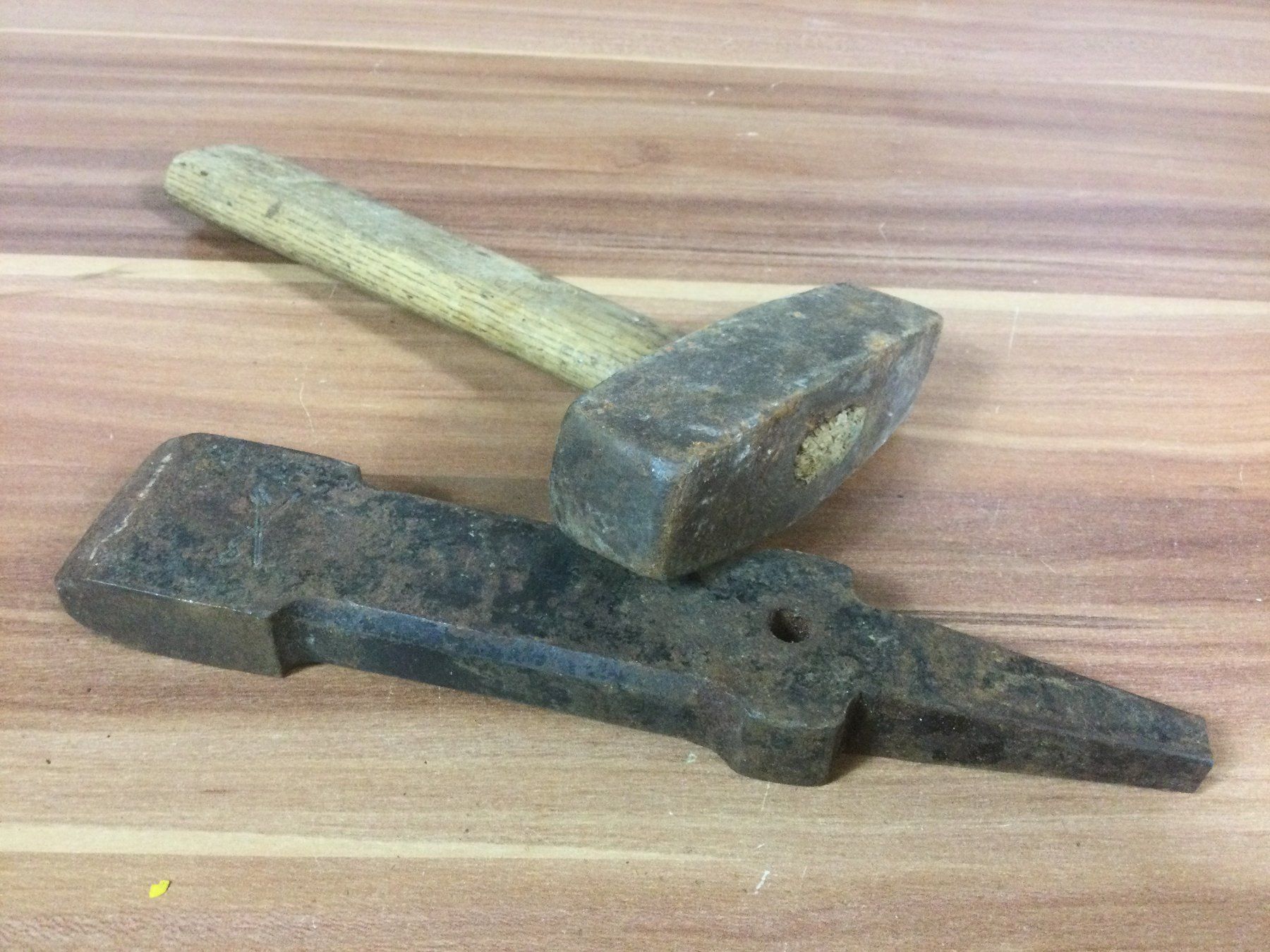 Attrezzi da lavoro: Gebrauchter alter Dängeli Amboss mit Hammer – Usato da Wangen SZ venduto da kuriosum12 2