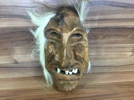 Alte gebrauchte Holzmaske aus dem Lötschental