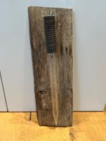 Rustikale Wand‑Blumenvase auf Altholzbrett