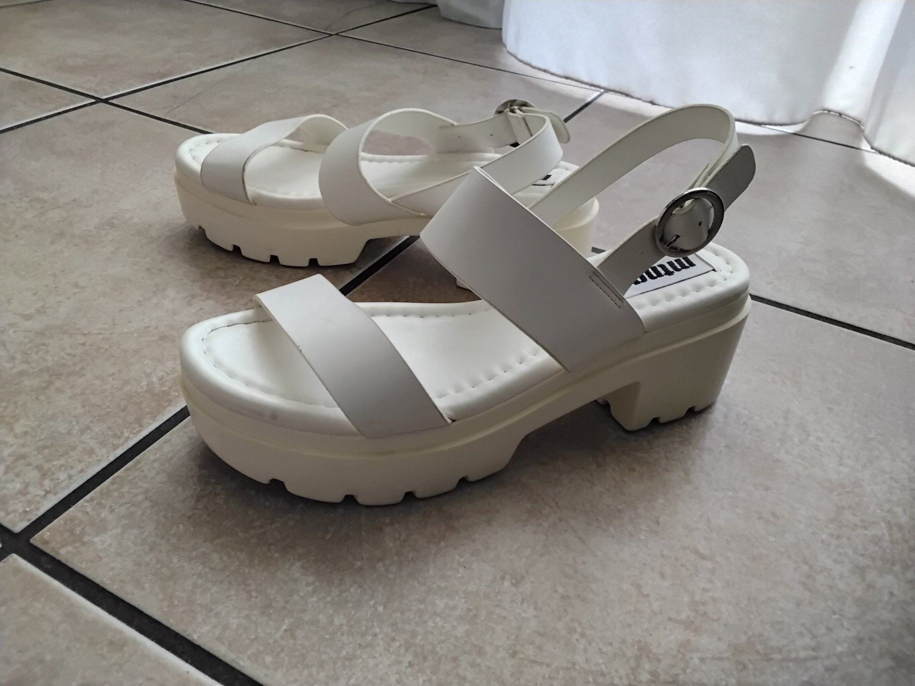Scarpe da donna: Sandales blanches d'été MTNG T38 – Nuovo (secondo la descrizione) da Chêne-Bourg venduto da Fio994 1