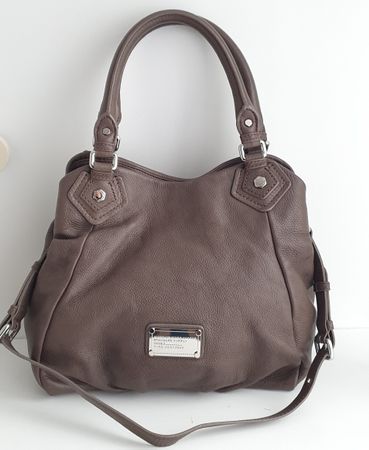 Marc Jacobs Schultertasche aus weichem Leder Graubraun/Mokka