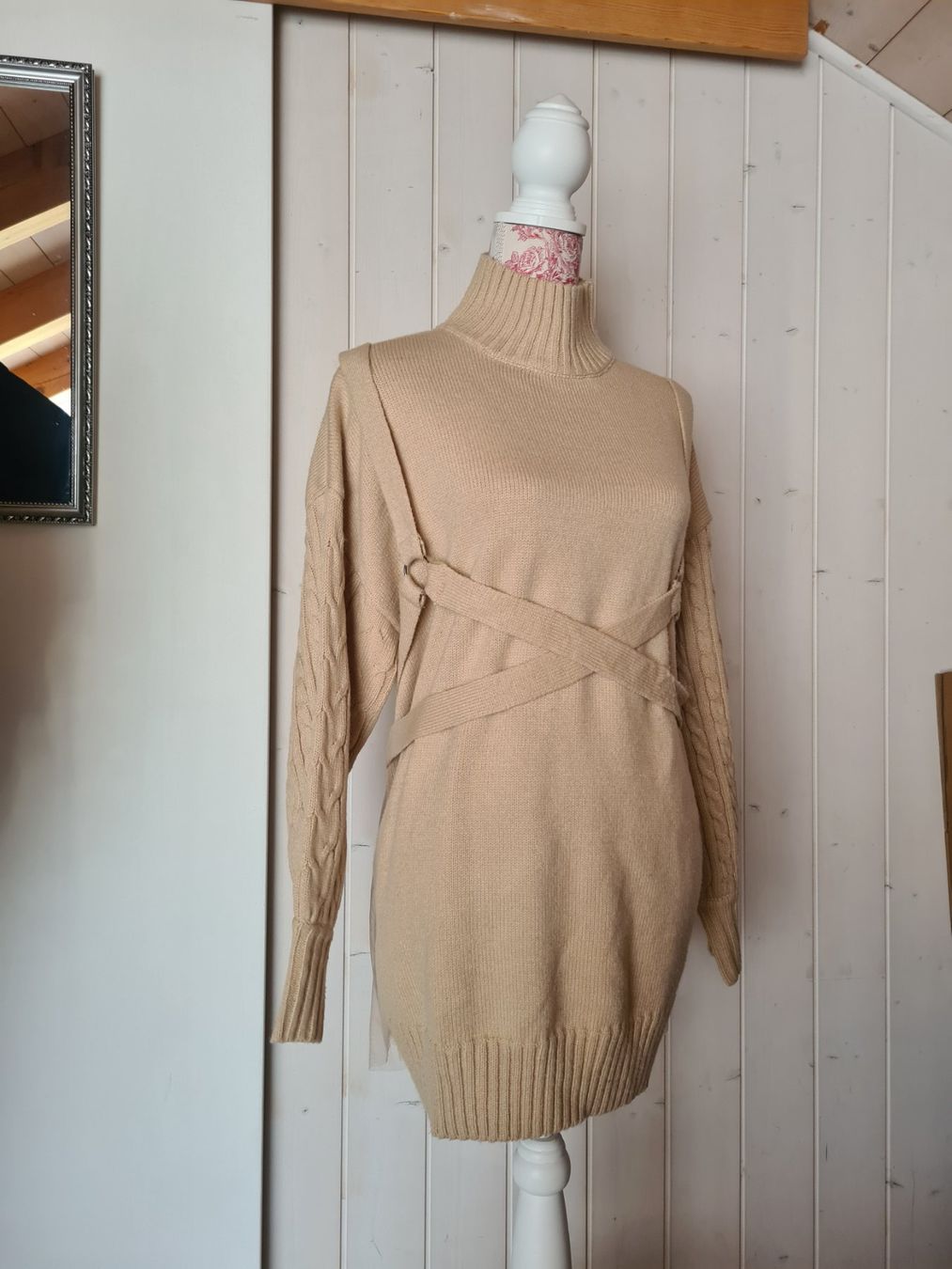 Vestiti: Pulloverkleid aus Japan mit Harness Detail in beige – Usato da Bern venduto da nad_vgh9