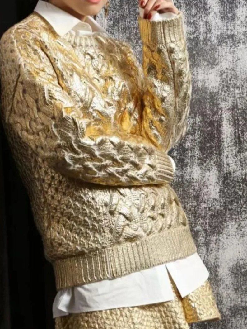 Maglioni & Felpe: Metallisch glänzender Loch-Strick-Pullover in Gold – Nuovo e nell'imballaggio originale da Zürich venduto da Naebeli