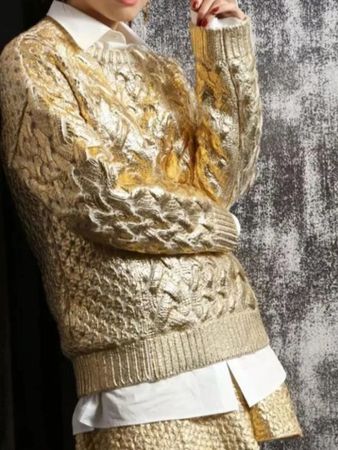 Metallisch glänzender Loch-Strick-Pullover in Gold