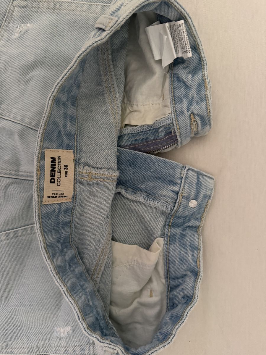 Jeans: Jeansshorts Damen hellblau Grösse 36 neu!!  – Nuovo (secondo la descrizione) da Zofingen venduto da Annika.15 2