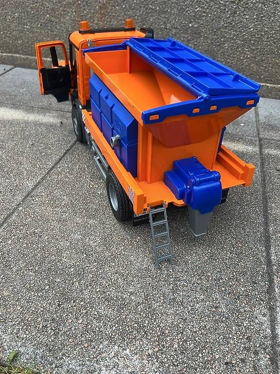 Giocattoli: Bruder Winterdienst / Schneepflug mit Salzer – Usato da Eschenbach SG venduto da Nadja0204 2