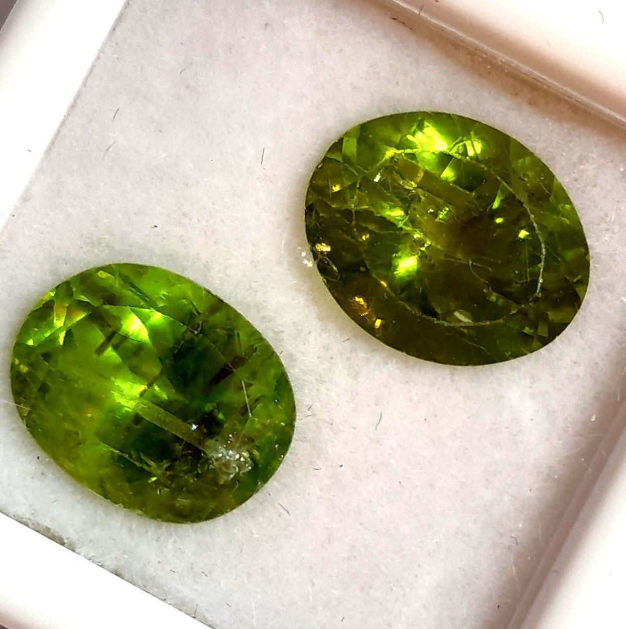 Edelsteine: 2x Péridots 11x9 mm - CERTIFICAT 600.- Fr – Neu (gemäss Beschreibung) aus Grimisuat von Valgem 1