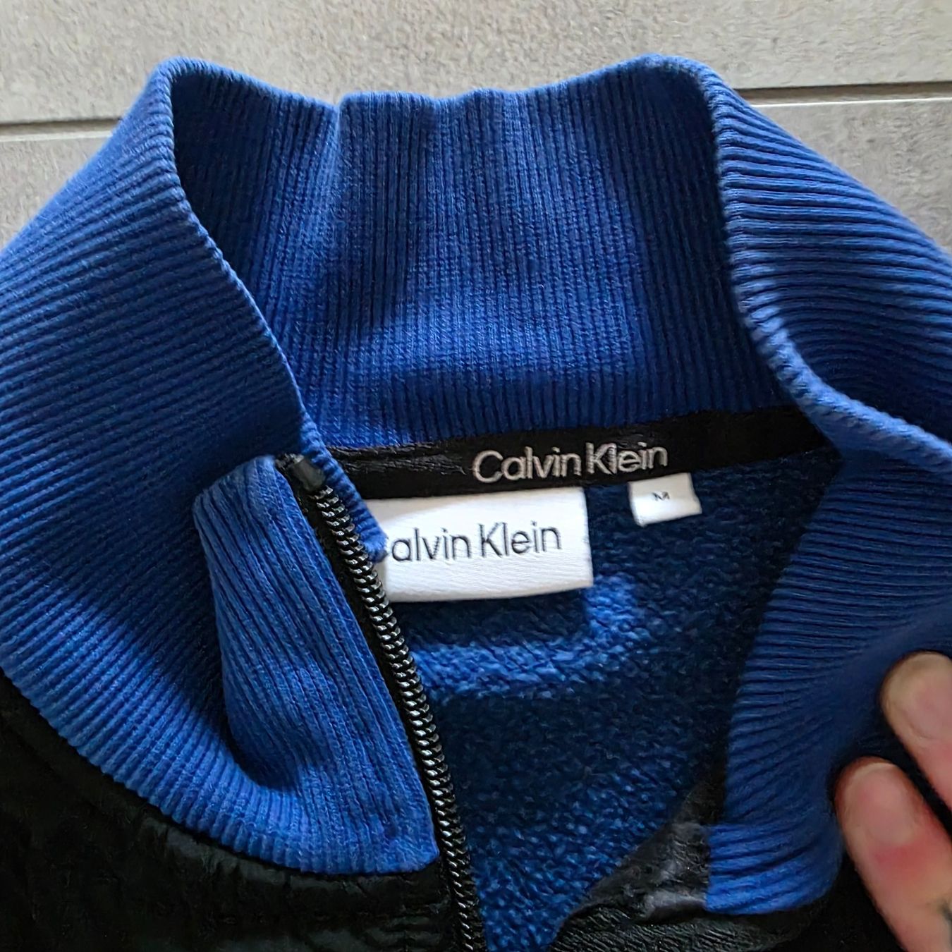 Calvin Klein Pullover & Sweatshirts: Pullover Calvin Klein blau schwarz Grösse M – Gebraucht aus Bern von Tommy.Z 1