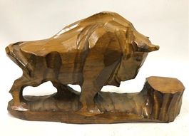 Bison aus Holz geschnitzt