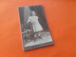 SCHWIIZER CHIND DAZUMAL - JEUNE FILLE en BLANC - FLEURIER