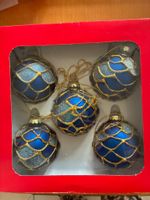 5 Christbaumkugeln blau mit Goldmuster in Box