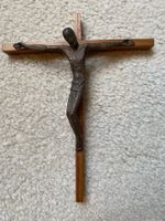 Holzkreuz mit Figur aus Metall (Bronze?)