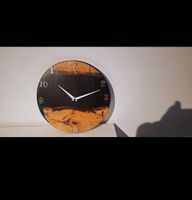 Handgefertigte Wanduhr aus Holz und Epoxidharz