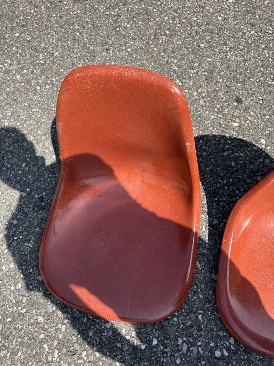 Sedie: 2 Eames Schalen Terracota ab 1.- Defekt – Usato da Grenchen venduto da Design-Outlet 2