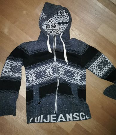 Norwegischer Strick Pullover aus Wolle mit Kapuze