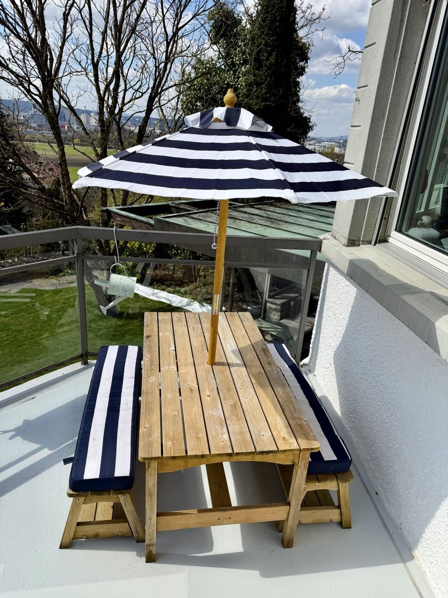 Set di tavolo e panche: Gartentisch mit Sitzbank und Sonnenschirm gestreift – Usato da Wallisellen venduto da ale_9qys