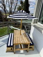 Gartentisch mit Sitzbank und Sonnenschirm gestreift