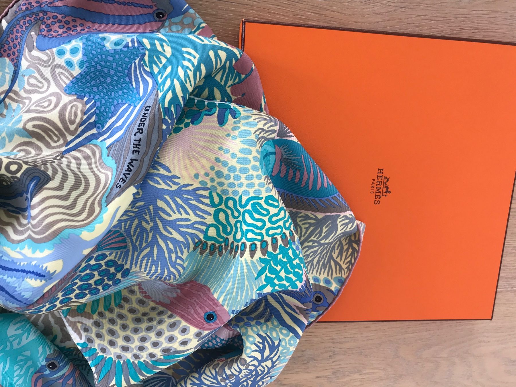 Hermès Foulards, Tücher & Schals: Hermès Seidentuch 90x90 UNDER THE WAVES 🌊 🐳🐠🐬 – Gebraucht aus Luzern von  8
