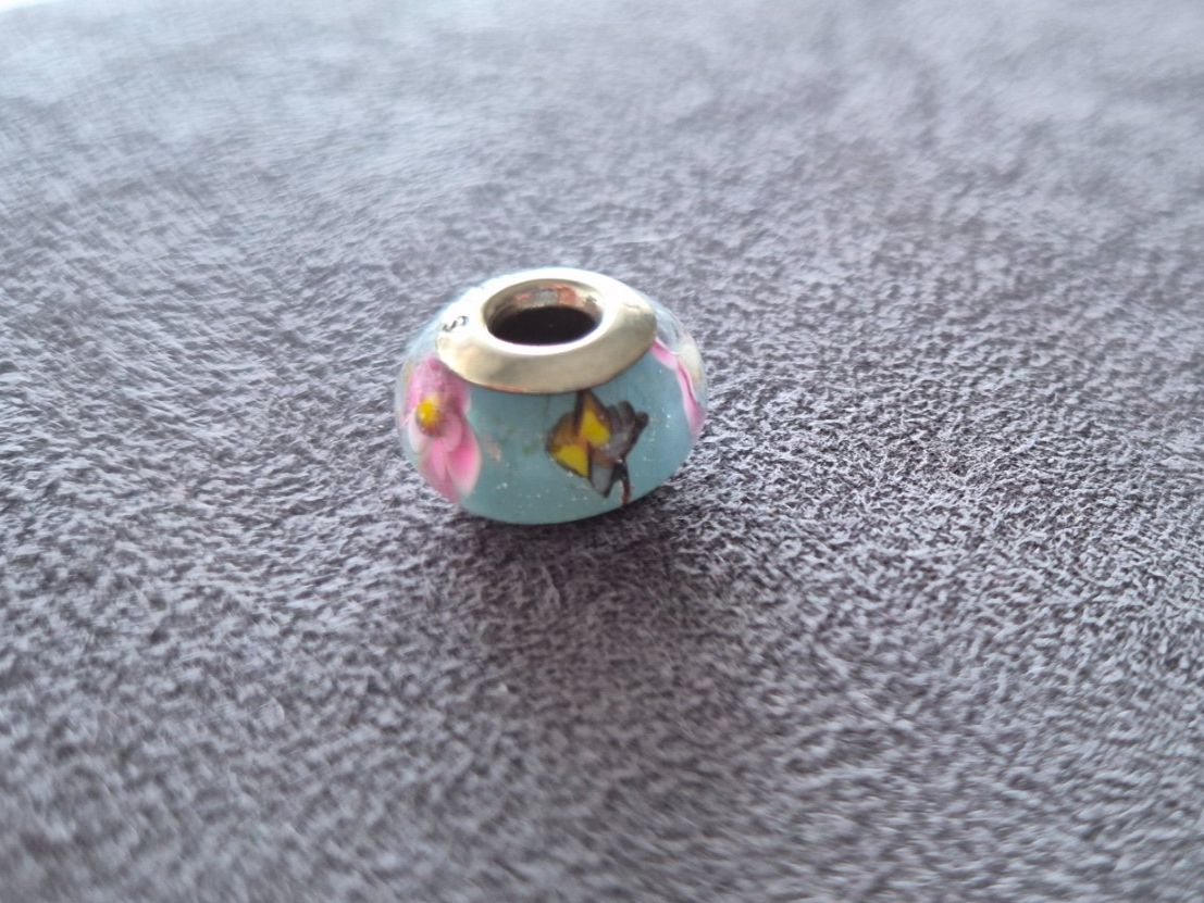 Ciondoli: Charm Kugel hellblau mit Blumen +Garantie – Nuovo (secondo la descrizione) da Rotkreuz venduto da Carbone_Bijou-Shop