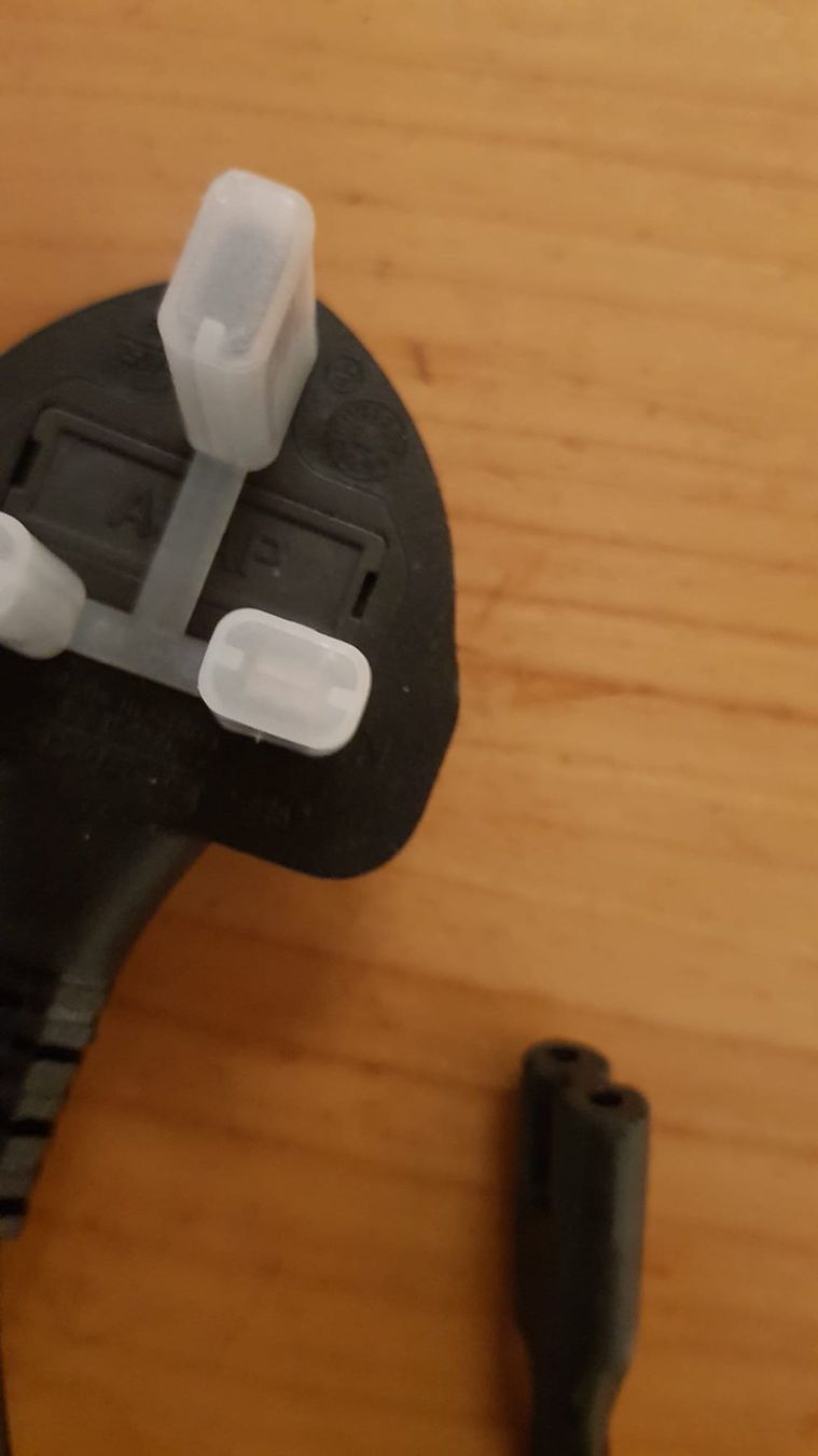 Cavi: Netzkabel. Mit UK plug - Câble d'alimentation électrique. – Nuovo e nell'imballaggio originale da Spiegel b. Bern venduto da ale_x59l 5