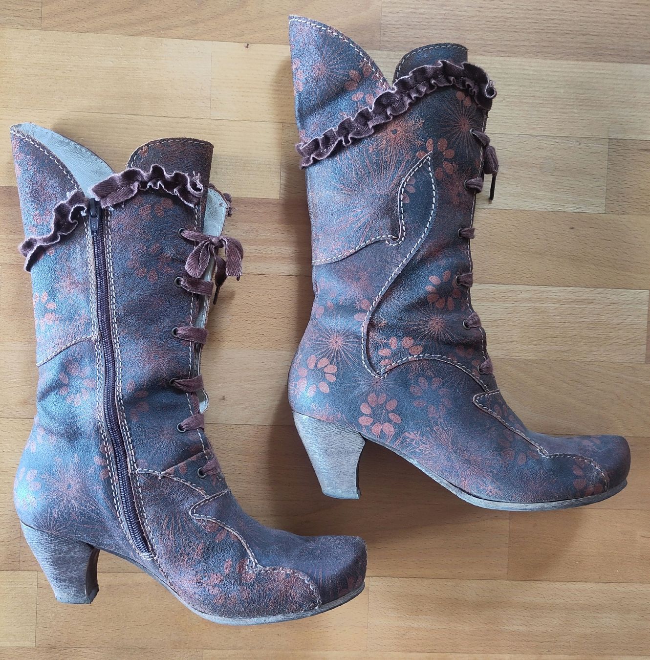 Scarpe da donna: Blumenstiefel Gr.39 im Shabby Look – Usato da Muttenz venduto da Greenbird01