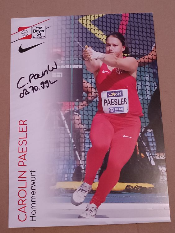 Ilona Gusenbauer trägt ihre Tochter Ursel auf den Schultern Leichtathletik Damen Fotoshooting