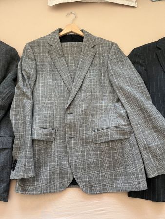5 Hugo Boss Anzüge, 1 TommyH Anzug, 1 Trenchcoat, 48 Grösse